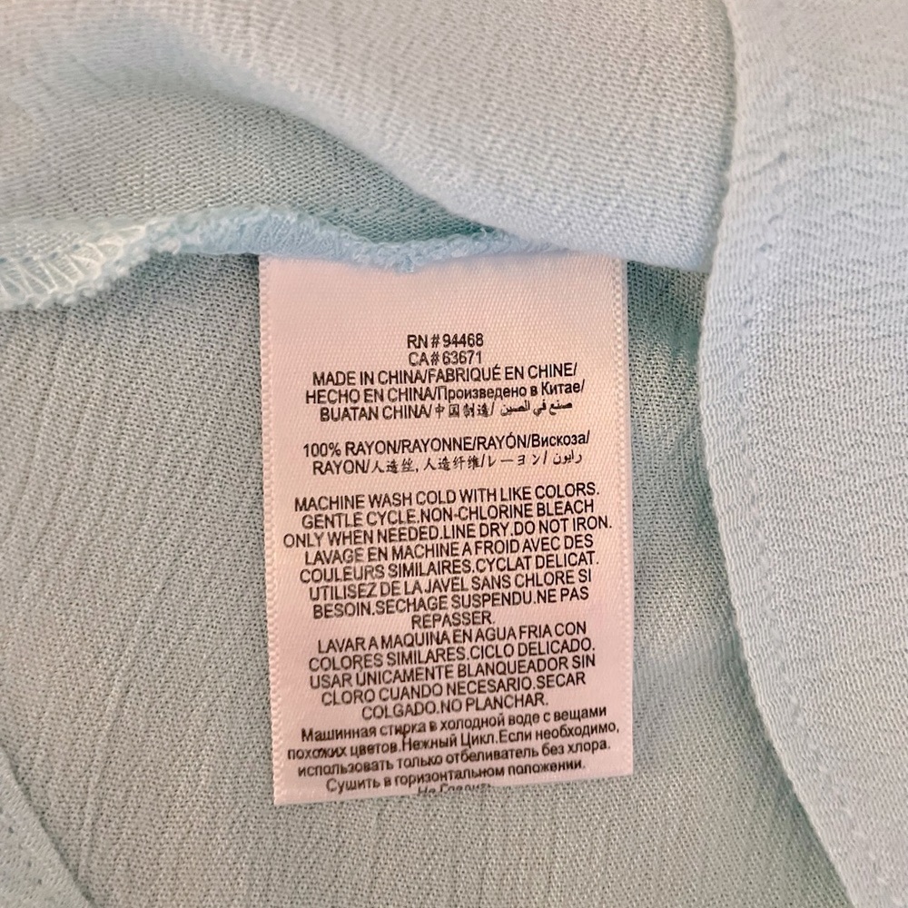 BCBGeneration Flutter Lightweight V-Neck Blouse - Size M - Picture 10 of 10